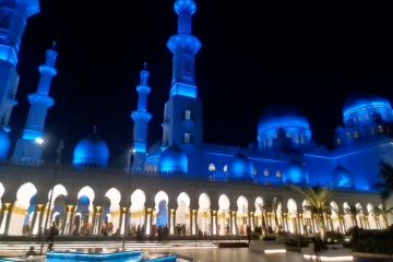 Ngabuburit dalam kemegahan suasana di Masjid Raya Sheikh Zayed