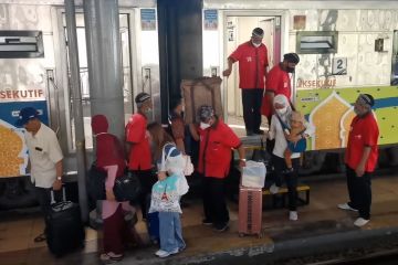 Puncak arus mudik, ribuan penumpang tiba di Stasiun Solo Balapan