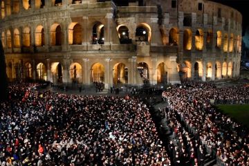 Ribuan orang hadiri “Prosesi Penyaliban” di Roma sebelum paskah