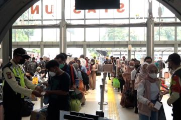 41.900 pemudik tinggalkan Jakarta lewat stasiun Pasar Senen dan Gambir