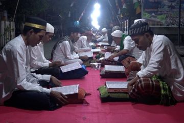 Rayakan 27 Ramadhan, ratusan warga khatam Quran 36 kali