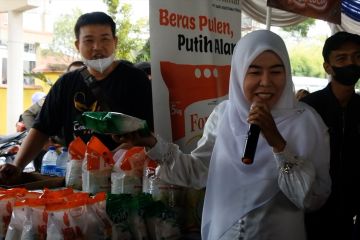 Pasar murah Ramadhan Palembang bagi-bagi sembako