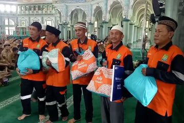 Bertugas di Hari Raya, petugas kebersihan terima bantuan sembako