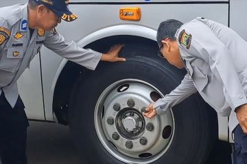 Dishub Cilegon cek kelaikan kendaraan bus di Terminal Seruni