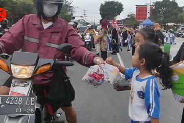 Implementasi kurikulum merdeka, siswa TK di Temanggung berbagi takjil