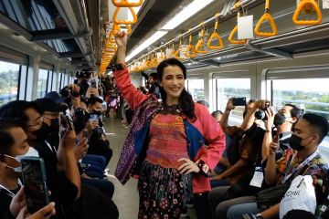 Jejak Aisyah pamerkan busana Lebaran di LRT Palembang