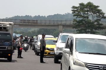 Jumlah wisatawan ke Puncak membludak, tol Ciawi tersendat