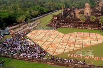 Kamboja pecahkan rekor dunia instalasi seni origami hati