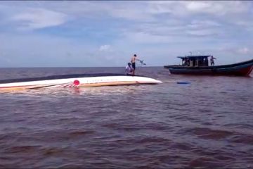 Kapal Evelin Calysta terbalik di perairan Pulau Burung