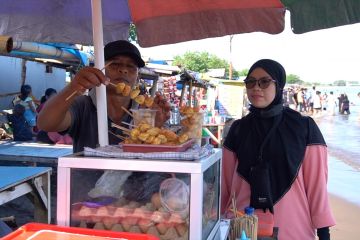 Lebaran, omzet pedagang di Pantai Tanjung Bayang naik