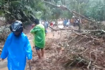 Longsor di Kelok 9 putuskan akses jalan Sumbar-Riau