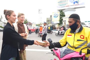 Melihat wisatawan mancanegara bagikan takjil di Gorontalo
