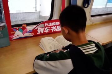 Mengunjungi fasilitas perpustakaan di kereta Chongqing China