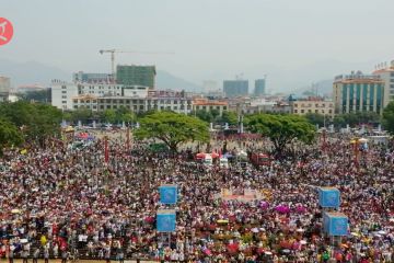 Menilik kemeriahan festival percikan air di Yunnan, China