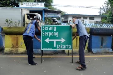 Mudahkan pemudik melintas, petugas pasang RPPJ di jalur mudik Banten