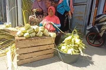 Pedagang cangkang ketupat mulai menjamur di Pasar Kranggot Cilegon