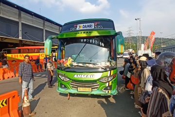 Pemilir manfaatkan angkutan gratis menuju Stasiun Cilegon