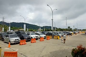 Pemudik mobil pilih menyeberang ke Sumatera hari ini