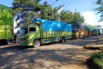 Penyeberangan truk barang di pelabuhan dibatasi mulai besok