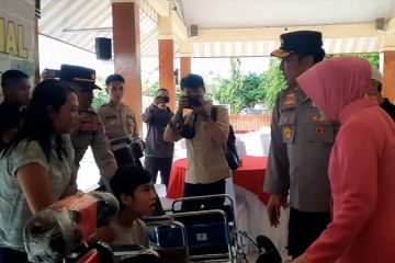 Polda NTB salurkan kursi roda sebagai hadiah lebaran