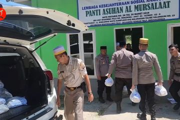 Polda Sulteng bagi 2000 paket sembako ke Panti asuhan dan warga miskin