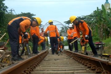 Perbaikan jalur lintasan kereta api demi kelancaran mudik lebaran 2023