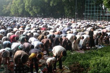 Ribuan orang shalat Id berjamaah di Lapangan Lodaya Bandung