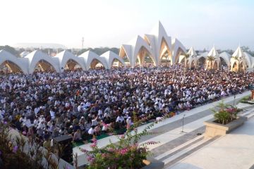 Ribuan warga padati Plaza Al-Jabbar ikuti shalat Id bersama Gubernur