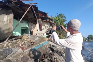 Rumah warga di Ternate rusak akibat dihantam gelombang tinggi