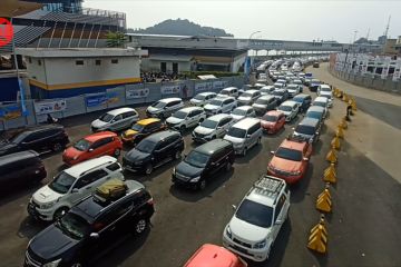 Dua hari jelang Lebaran, Pelabuhan Merak dipadati kendaraan pribadi