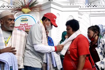 Sebanyak 1000 sarung dibagikan gratis kepada warga Solo