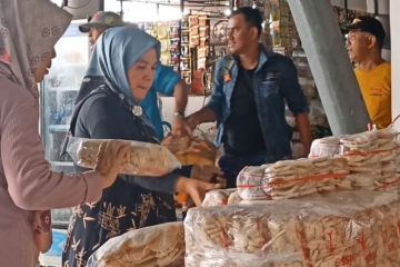 Kerupuk kemplang oleh-oleh khas Sumatra yang diburu pemudik