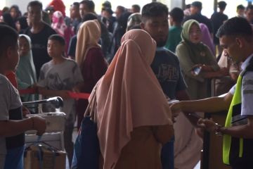 Pemilir mulai tampak memadati Bandara Djalaludin Gorontalo