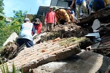 Tanah amblas, rumah warga di Madiun roboh