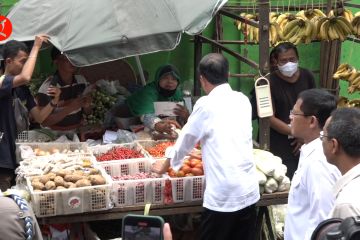 Tinjau pasar, Jokowi bagi-bagi bantuan untuk pedagang