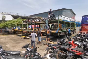 Truk pengangkut motor pemudik tiba di Terminal Tirtonadi Solo