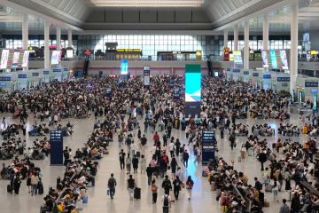 China catat rekor perjalanan kereta pada hari pertama libur Hari Buruh