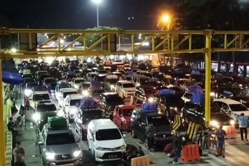 Ribuan kendaraan mobil padati kantong parkir pelabuhan Bakauheni