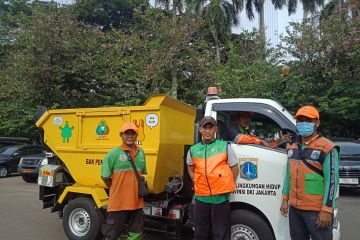 Bersihkan sampah di Patung Kuda, DLH DKI kerahkan 135 personel