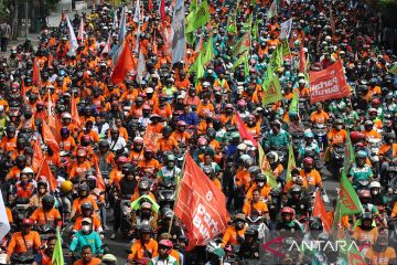 Ribuan buruh konvoi peringati May Day di Surabaya