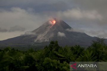 Gunung Merapi luncurkan lava pijar 15 kali pada Selasa pagi