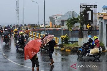 Hujan ringan hingga lebat berpeluang guyur sejumlah kota besar