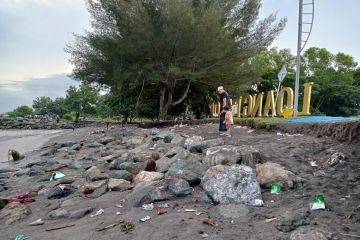 Dinas PUPR Mataram selesai pasang pengaman tanggul Pantai Loang Baloq