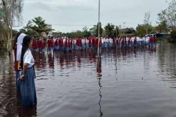 Halaman SMAN 1 Pujon Kapuas terendam banjir saat upacara Hardiknas