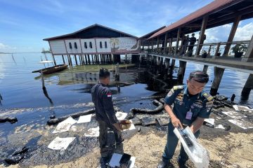 Petugas bersihkan polutan di Pantai Kampung Melayu Batam