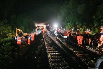 KAI lanjutkan perbaikan jalur rel amblas di Negeri Agung