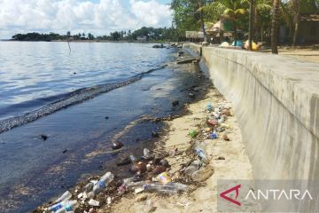 Limbah hitam di pantai Batam