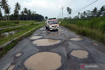 Jalan menuju Kota Baru Lampung rusak