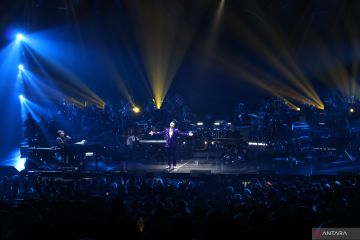 Penuh haru, suara Carlo Saba temani Kahitna di konser Yovie Widianto