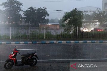 Hujan deras disertai angin kencang terjang Kota Kupang